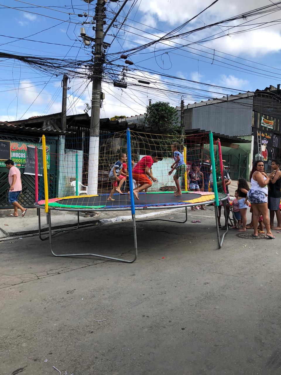 Imagem das crianças pulando na cama elástica